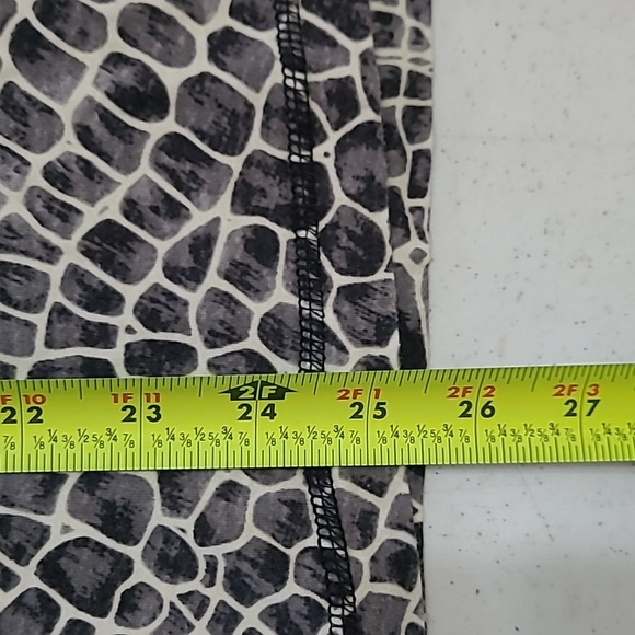Natalie & Me long sleeve top with a black, white & grey giraffe pattern size 3X - Picture 6 of 7